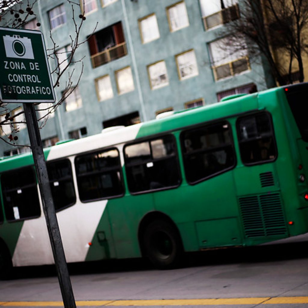 Mujer resultó herida luego que desconocidos apedrearan bus en Cerrillos