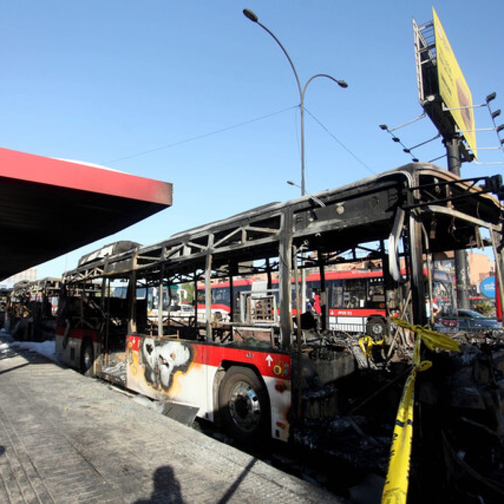 Dos buses del sistema RED fueron quemados en la comuna de Peñalolén