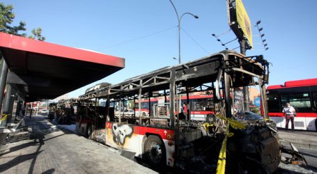 Dos buses del sistema RED fueron quemados en la comuna de Peñalolén