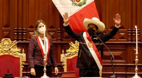 Peruanos se manifiestan contra Castillo y en favor de la moción de censura