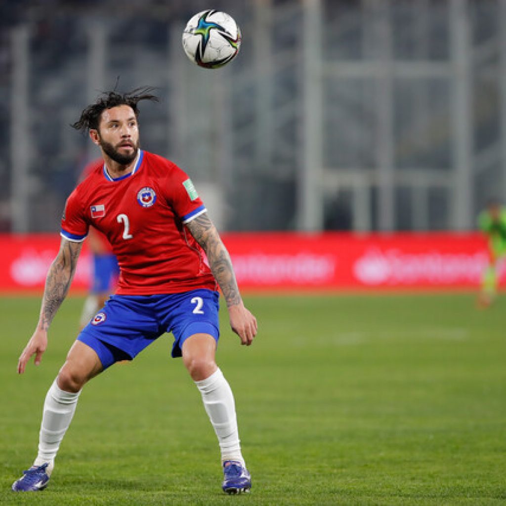 Eugenio Mena evitó dramatizar por las bajas de la 'Roja' ante Ecuador