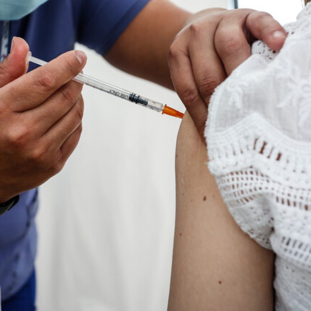 Italia amplía la franja de edad para suministrar tercera dosis de vacuna