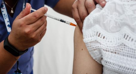 Italia amplía la franja de edad para suministrar tercera dosis de vacuna