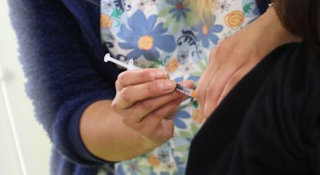 Reino Unido anuncia obligatoriedad de la vacuna para personal público de salud