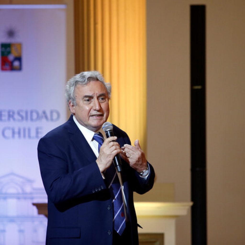 179 años de la U. de Chile: Rector Vivaldi llama a “reconstruir” lo público