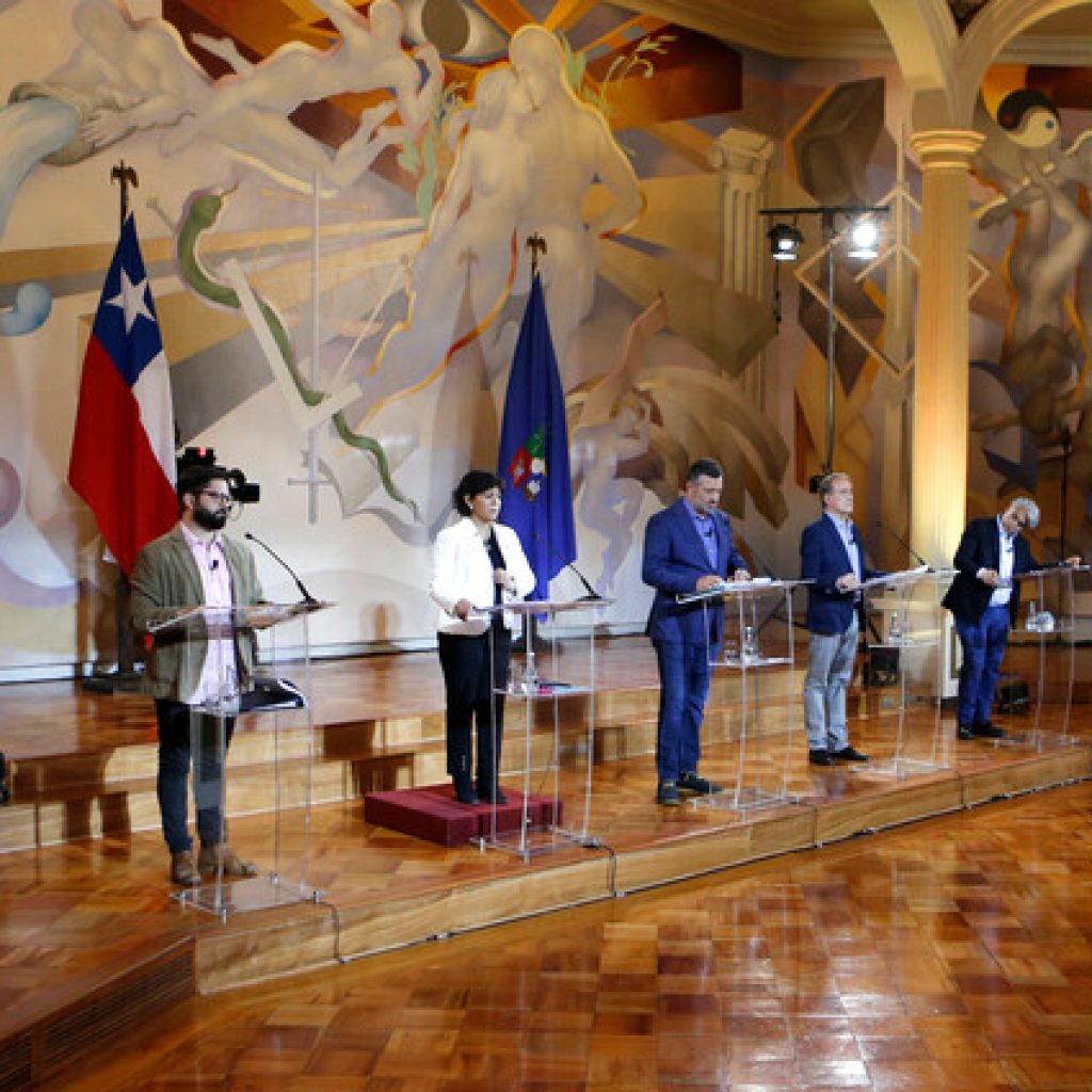 Candidatos presidenciales cruzaron posturas en debate en la U. de Chile