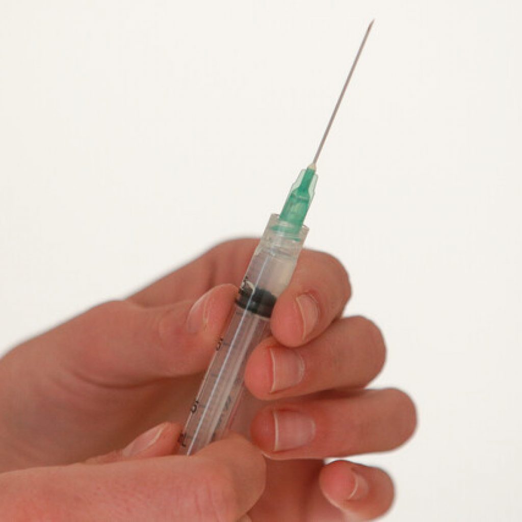 EEUU impulsa acuerdo para vacunar a personas en zonas de conflicto