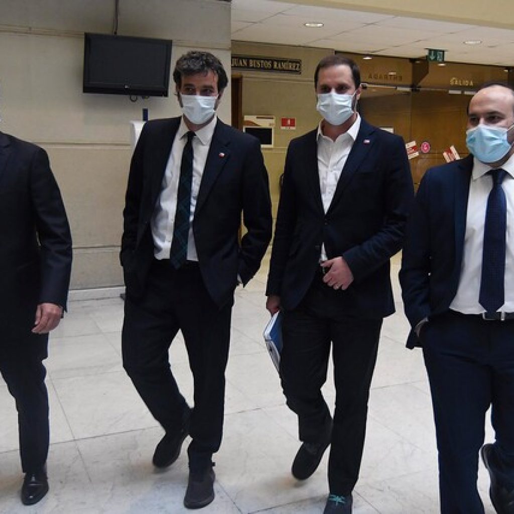 Gobierno lamentó aprobación de AC y acusó "show mediático" de la oposición