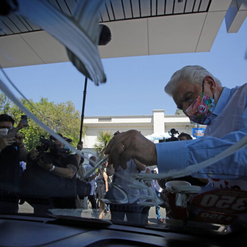 Teletón: Figuras de la TV pintaron autos en el regreso de la “Pintatón”