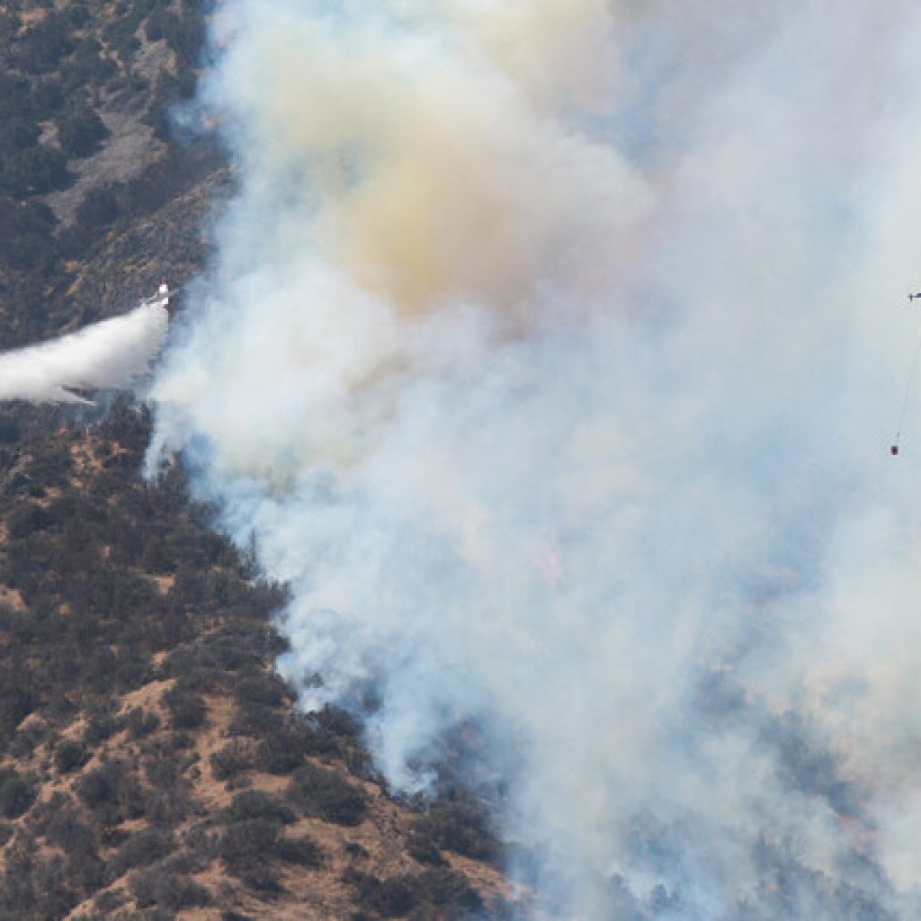 Incendio en ladera del cerro Manquehue amenaza con propagación a viviendas