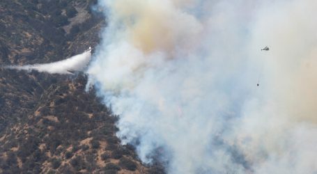 Incendio en ladera del cerro Manquehue amenaza con propagación a viviendas