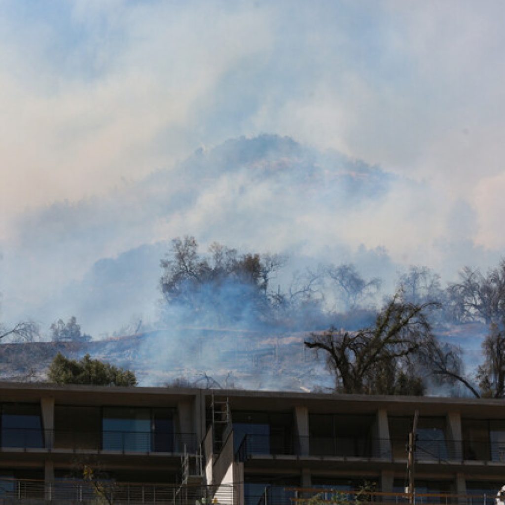 Declaran Alerta Roja por amenaza a viviendas de incendio en cerro Manquehue