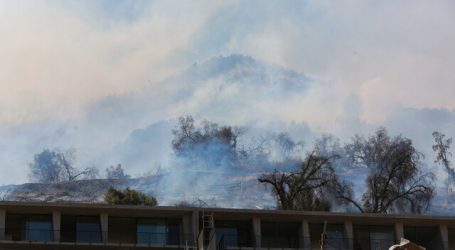 Declaran Alerta Roja por amenaza a viviendas de incendio en cerro Manquehue