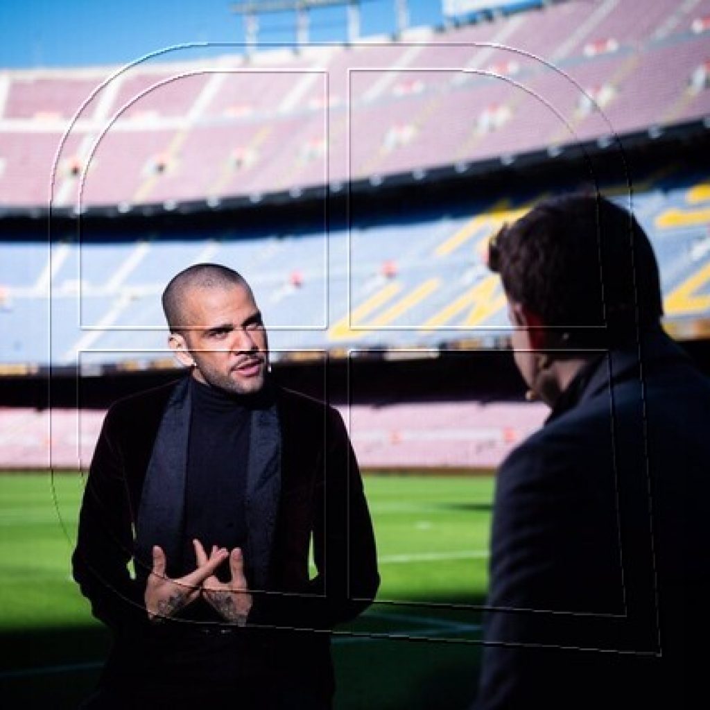 Dani Alves fue presentado oficialmente en su retorno al FC Barcelona