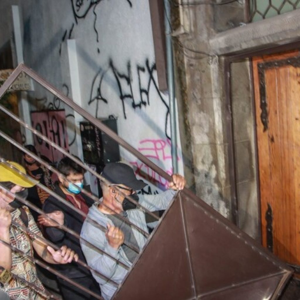 Carabineros registró la sede de Comunes por investigación contra Karina Oliva