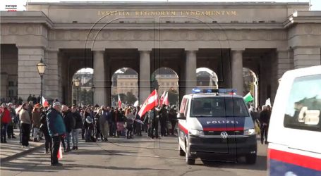 Miles de personas salen a la calle en Viena en protesta por medidas sanitarias
