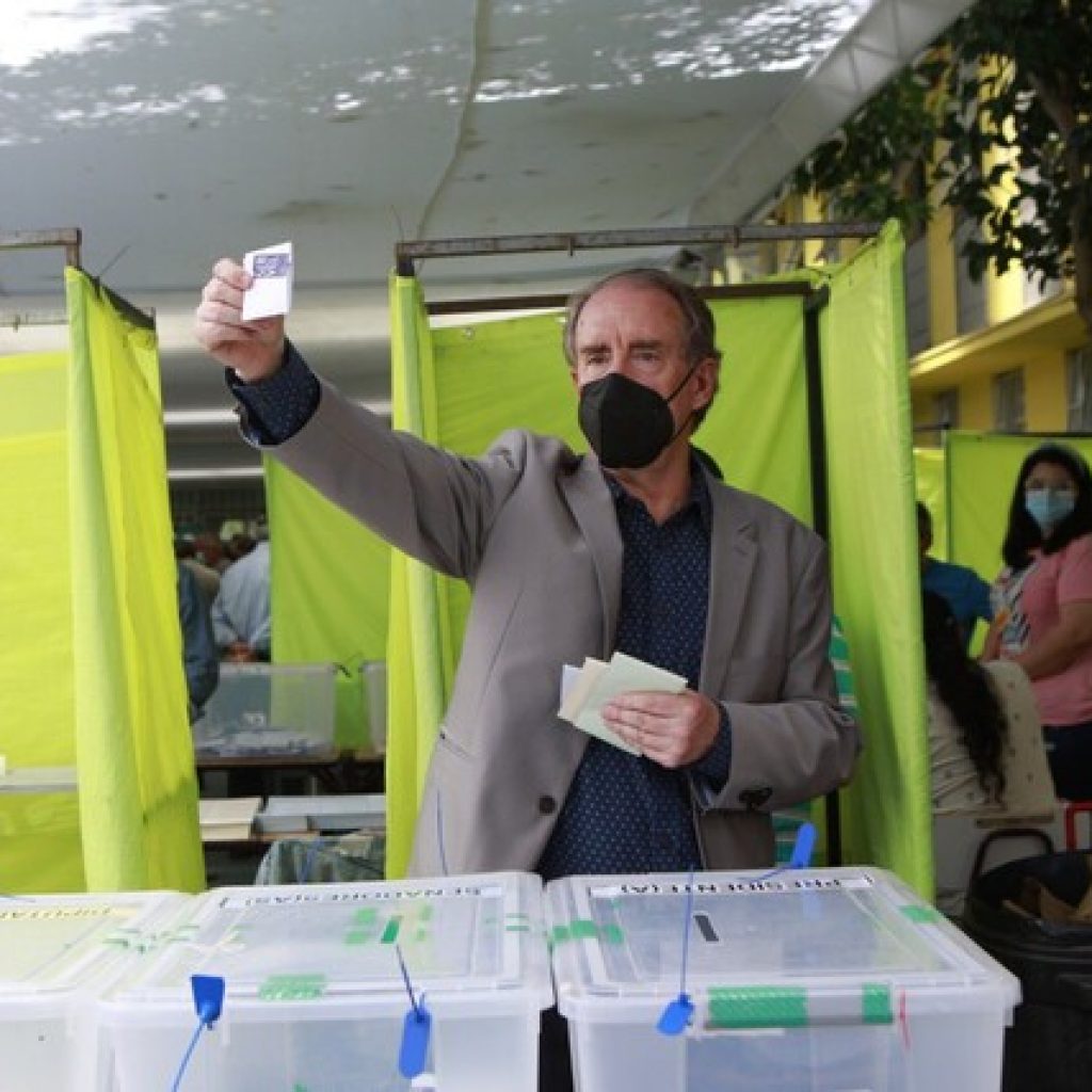 Artés acudió a votar: “Es importante marcar que la izquierda existe”