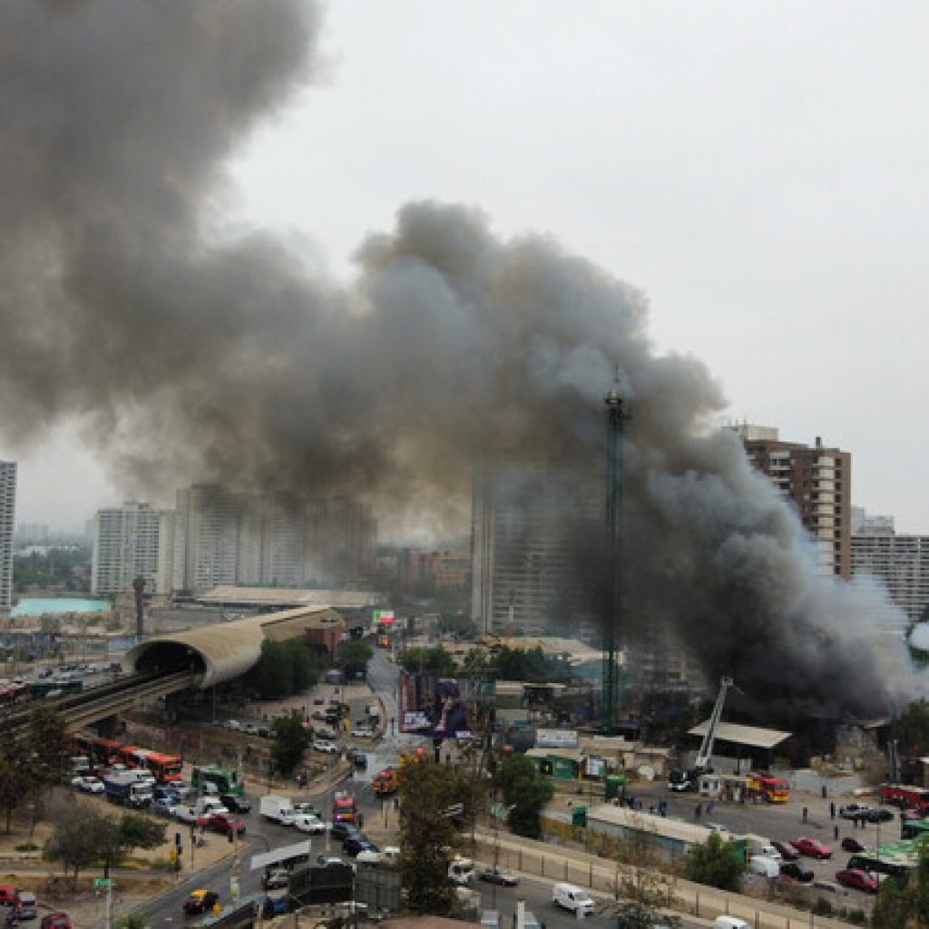 Incendio afecta a fábrica textil y bodega en San Joaquín