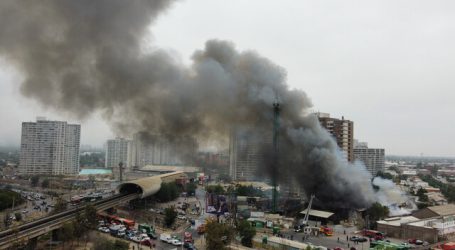 Incendio afecta a fábrica textil y bodega en San Joaquín
