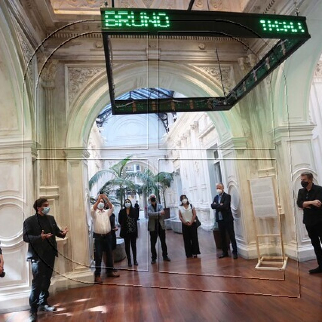 Ministra de las Culturas inaugura exposición de Alfredo Jaar en Palacio Pereira