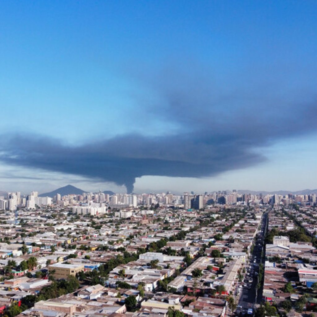 Gigantesco incendio afecta a fábrica de materiales de construcción en Quilicura