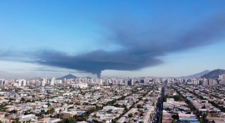 Gigantesco incendio afecta a fábrica de materiales de construcción en Quilicura