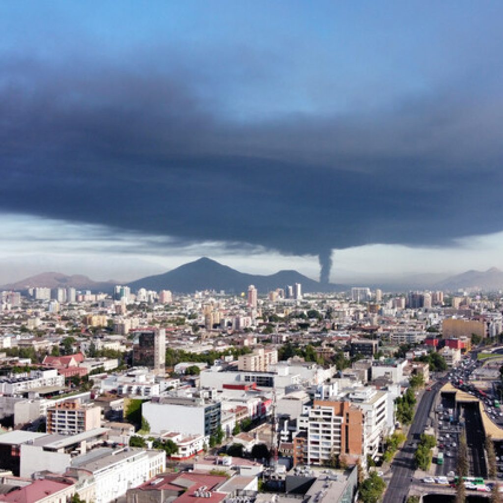 Suspenden clases en tres comunas por incendio en Quilicura