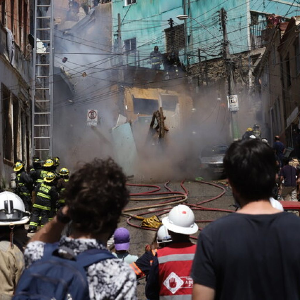 Valparaíso: Al menos 7 viviendas afectadas en incendio en cerro Mariposa