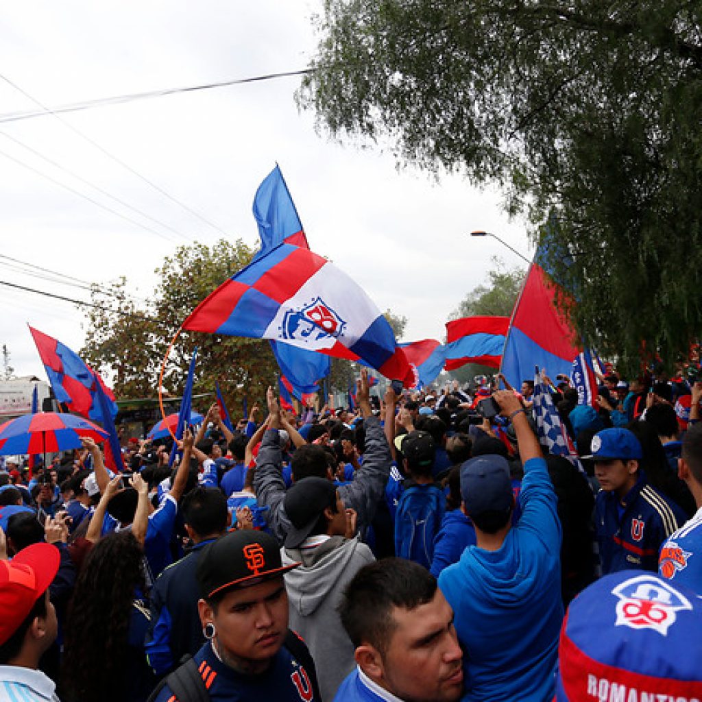 Hinchada de la 'U' realiza 'banderazo' de cara al clásico con la UC