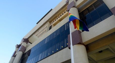 14 municipios y 8 embajadas desplegarán en sus frontis la bandera LGBTIQA+