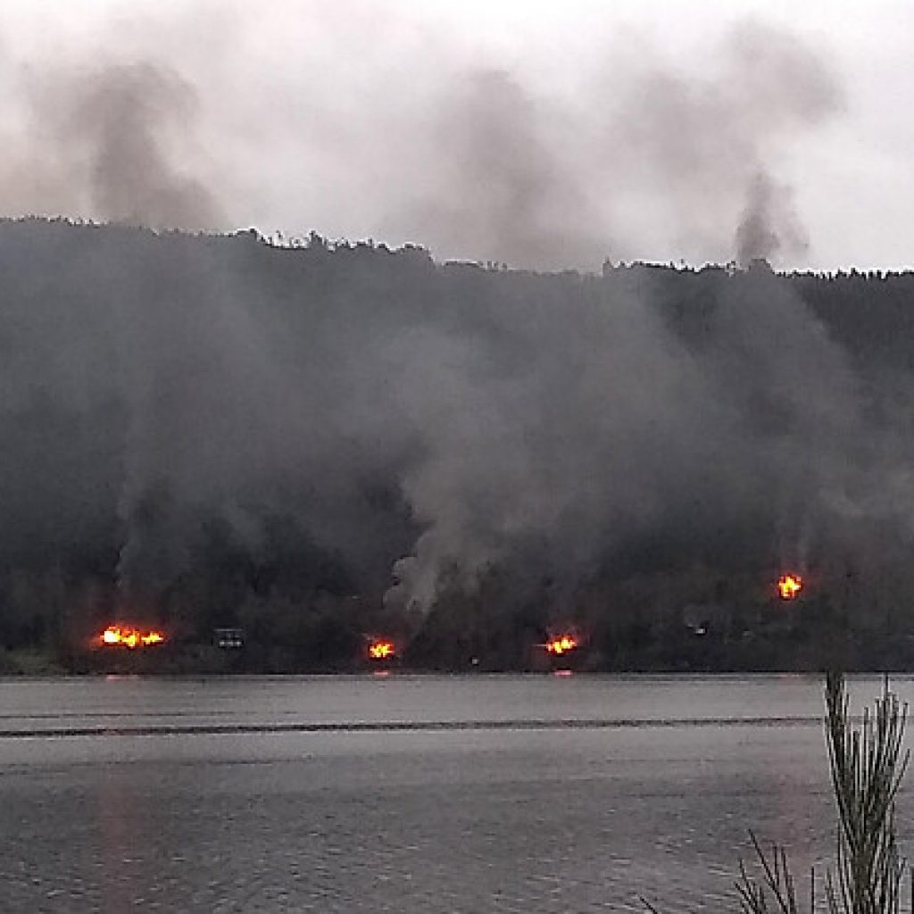 Encapuchados queman unos 27 inmuebles a orillas del Lanalhue