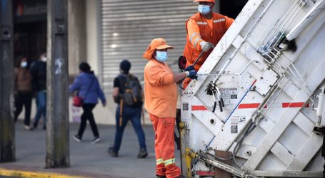 Recolectores de basura de Santiago realizan paro de advertencia