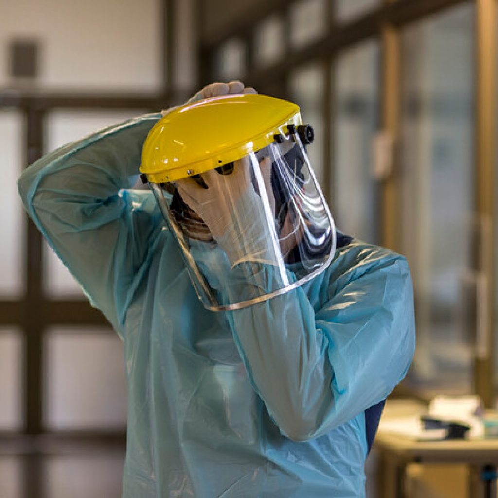 Especialistas insisten en vacunación para demorar avance de la variante ómicron