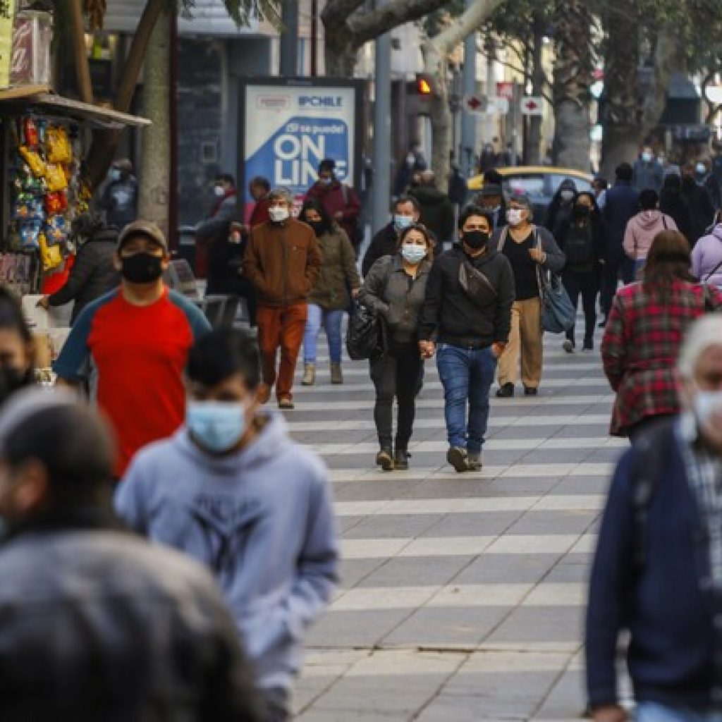 34% de los chilenos cree que el 2022 volverá la normalidad pre Covid-19