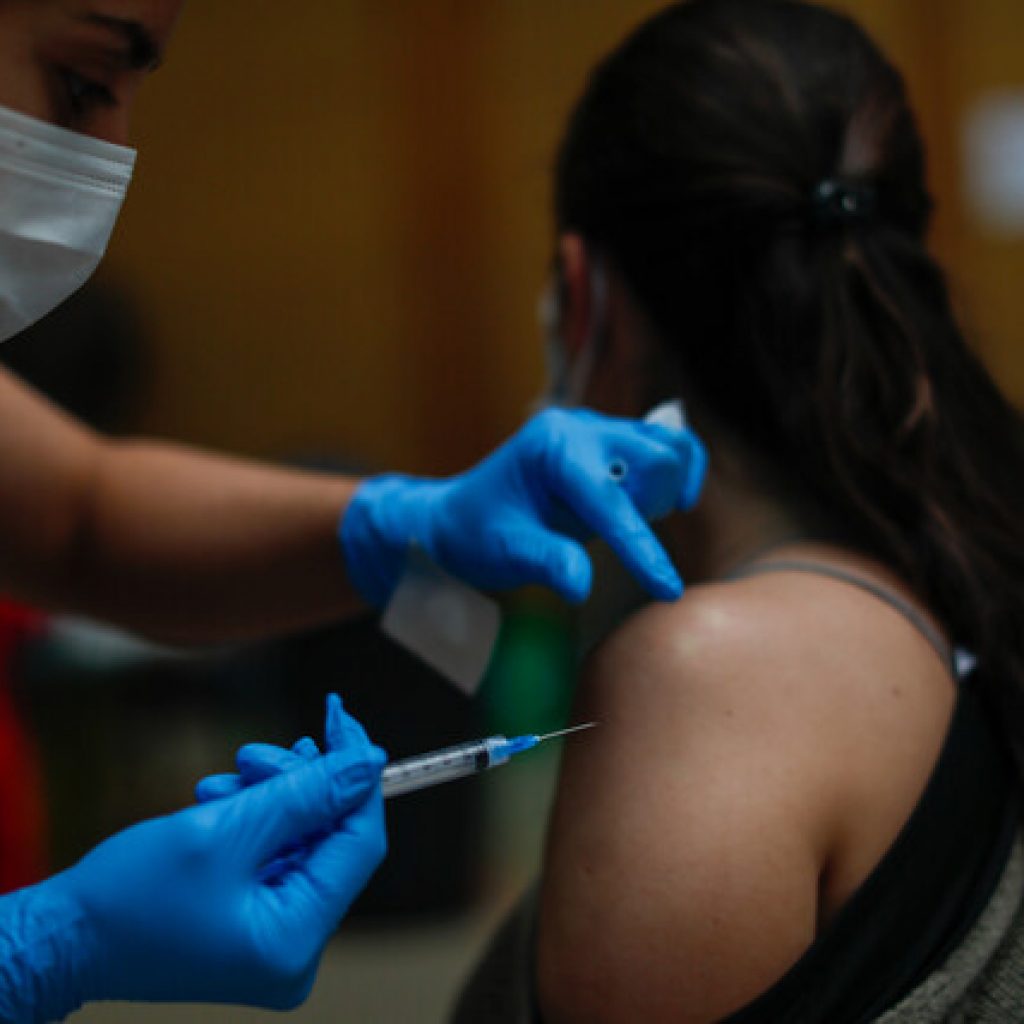 Llegan a Chile nuevos cargamentos de vacunas Pfizer-BioNTech y Sinovac