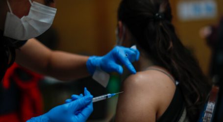 Llegan a Chile nuevos cargamentos de vacunas Pfizer-BioNTech y Sinovac