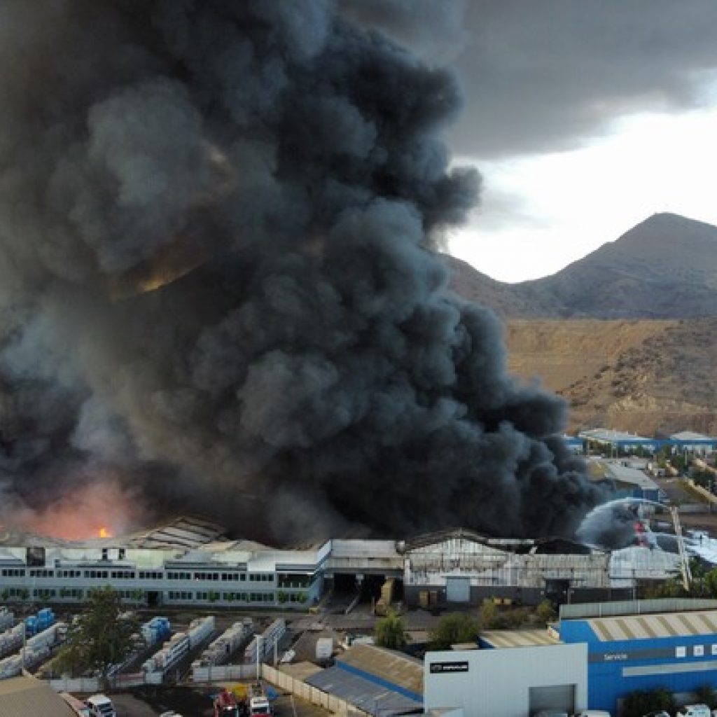 Bomberos combate incendio en sector industrial de Quilicura