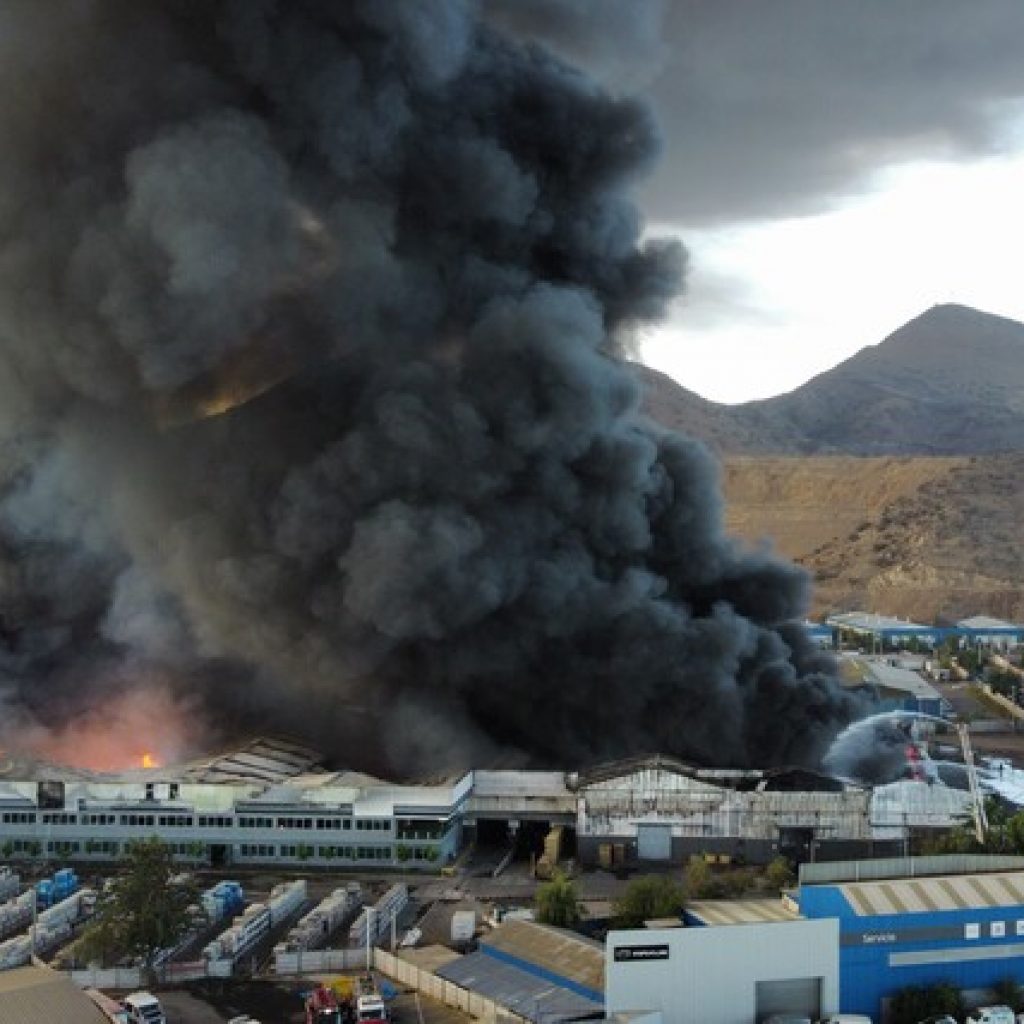 Bomberos combate incendio en sector industrial de Quilicura