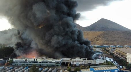 Bomberos combate incendio en sector industrial de Quilicura