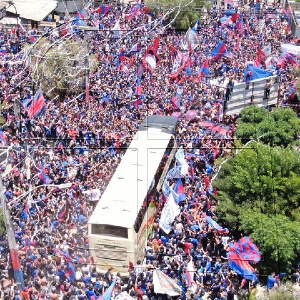 Hinchada de la 'U' realiza masivo banderazo de cara a duelo con La Calera