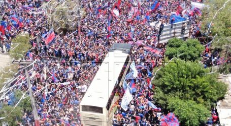 Hinchada de la ‘U’ realiza masivo banderazo de cara a duelo con La Calera