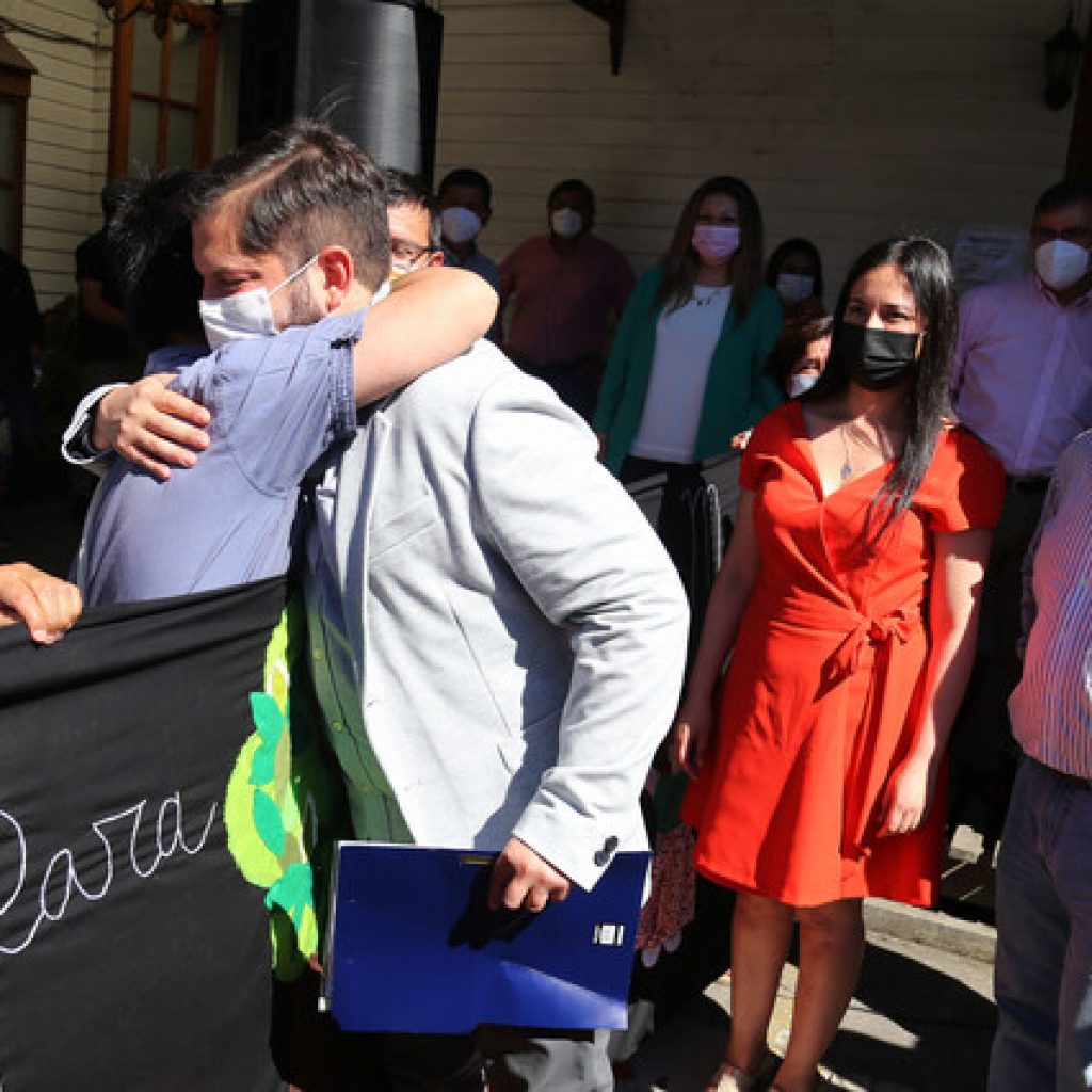 Mujer escupió y arrojó agua al candidato presidencial Gabriel Boric
