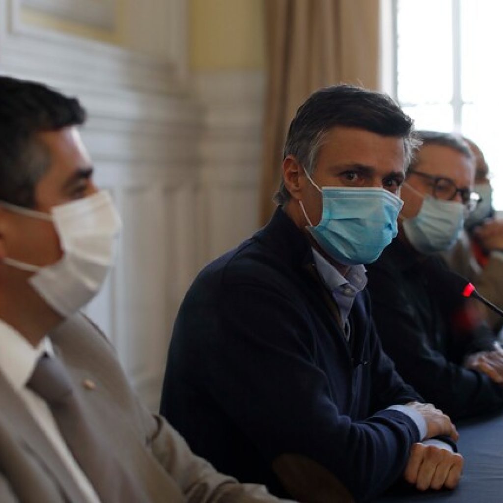 Convención: Lanzan huevo a Leopoldo López e instalan carteles en su contra