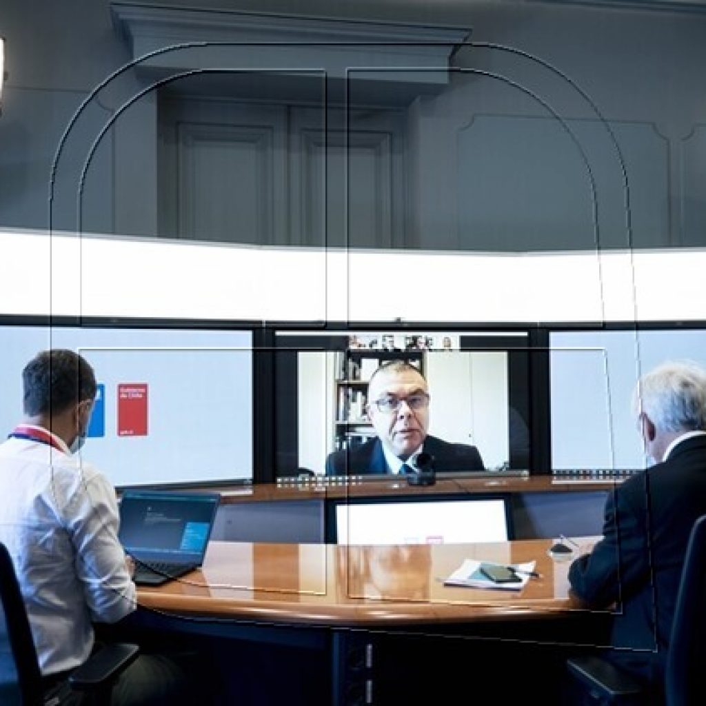 Piñera encabeza reunión con autoridades sanitarias de Reino Unido por pandemia