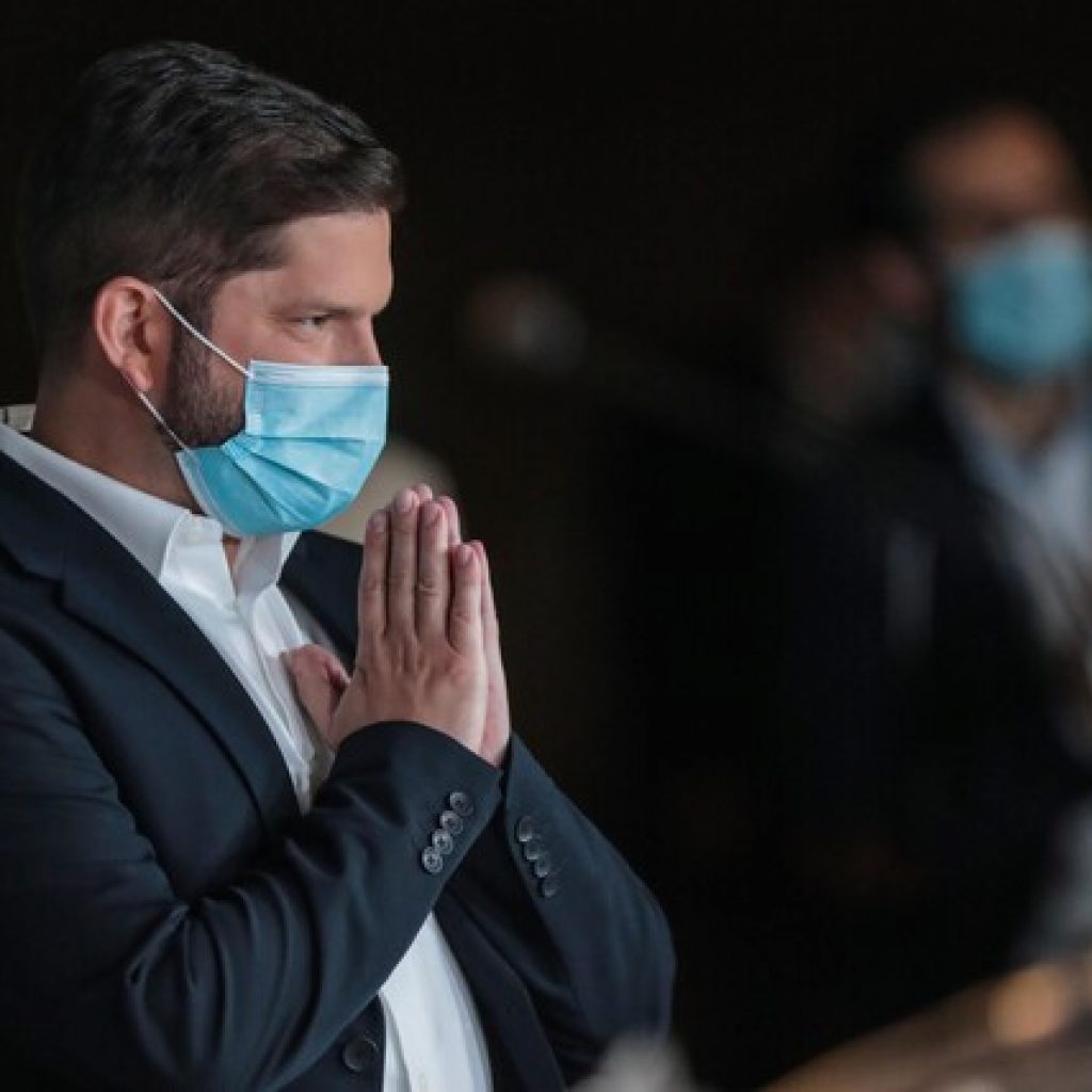 Boric muestra test negativo de drogas durante debate televisivo