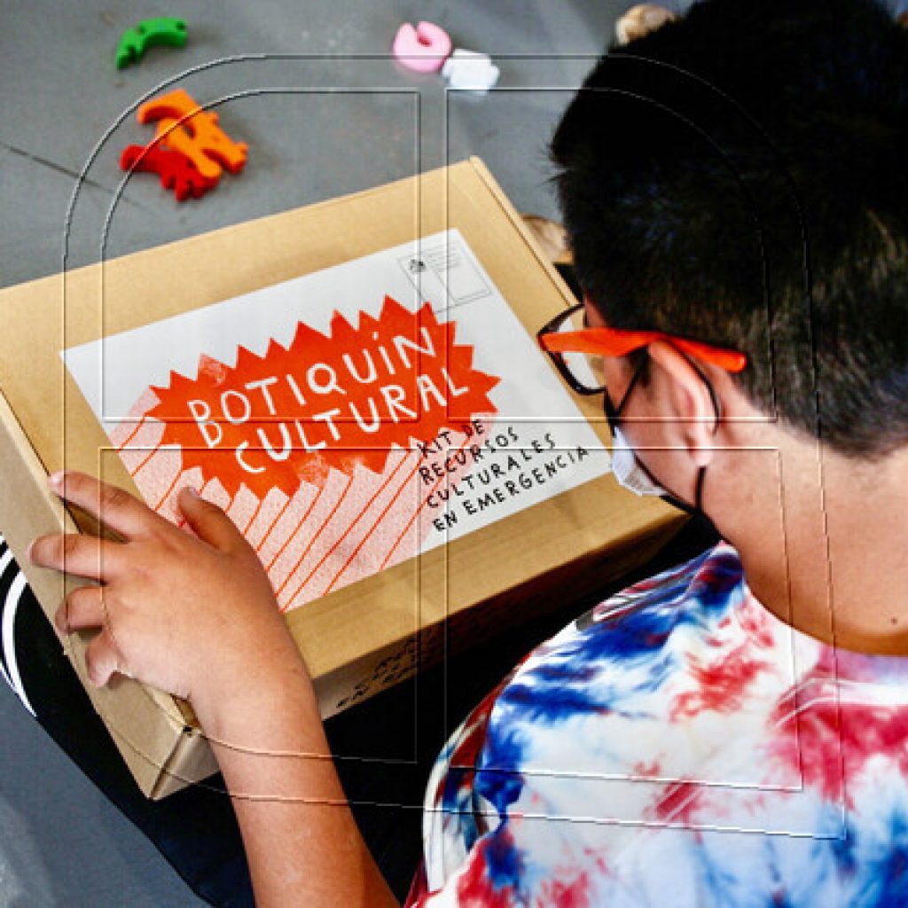 Entregan Botiquín Cultural a menores afectados por incendio en Castro