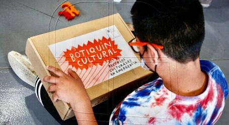 Entregan Botiquín Cultural a menores afectados por incendio en Castro