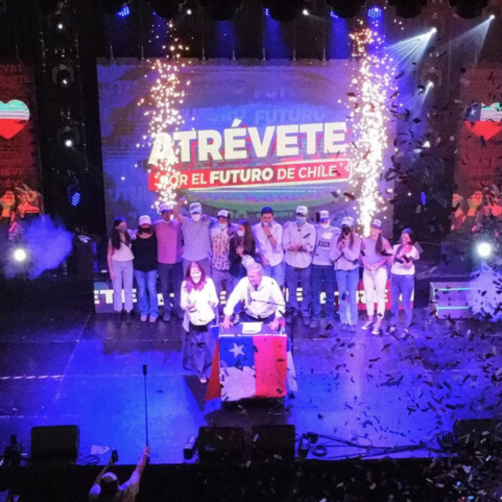 Kast y Boric cerraron sus campañas con shows masivos en Santiago