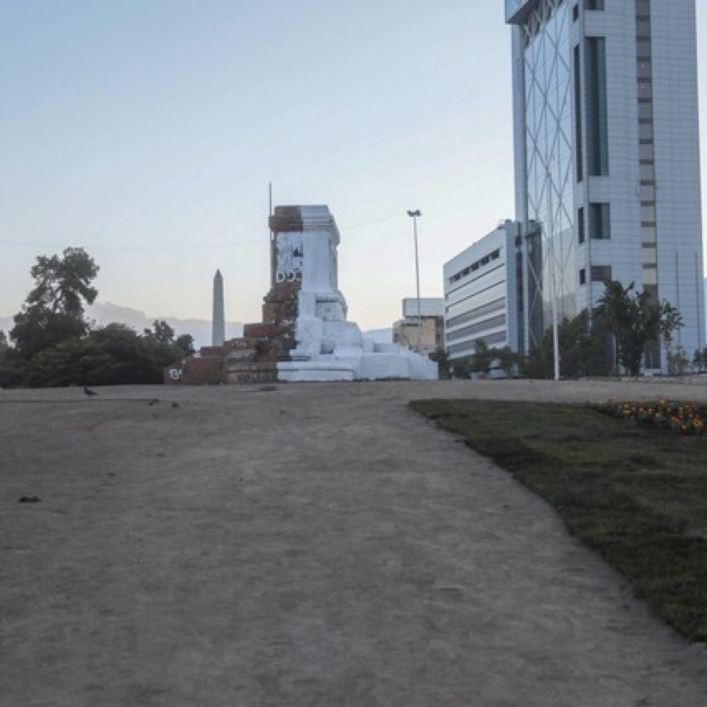 Adherentes de Kast instalan pasto y flores en Plaza Italia