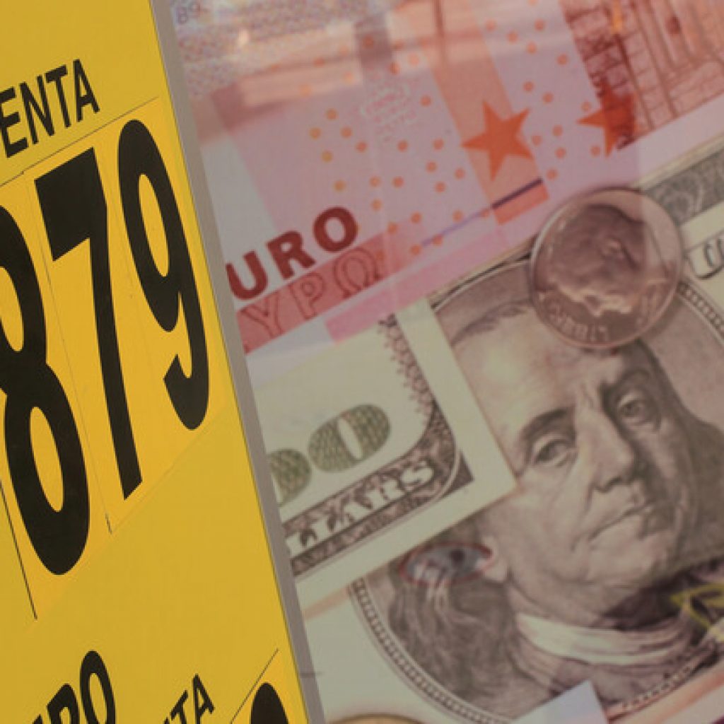 El precio del dólar cerró la jornada con una histórica alza de 35 pesos